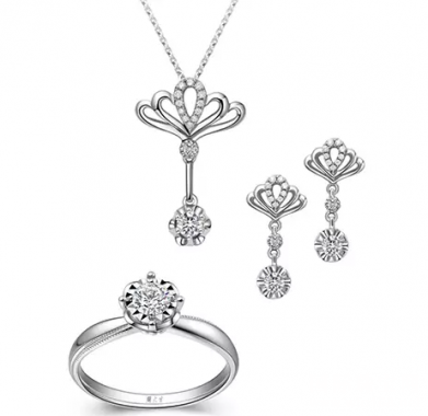 周大生珍爱之冕 为爱荣耀,爱就冠着你